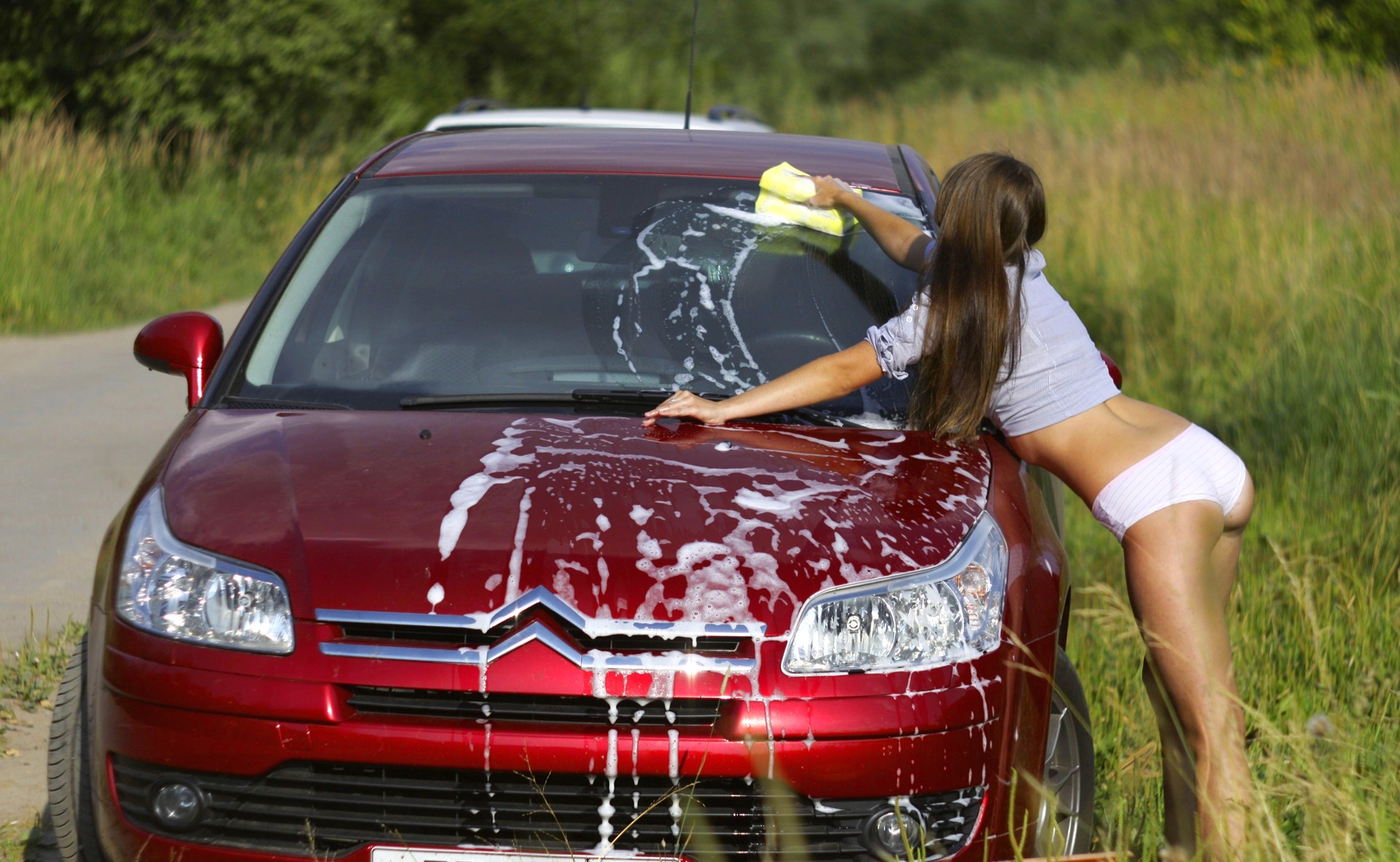 Деваха завелась от мытья авто