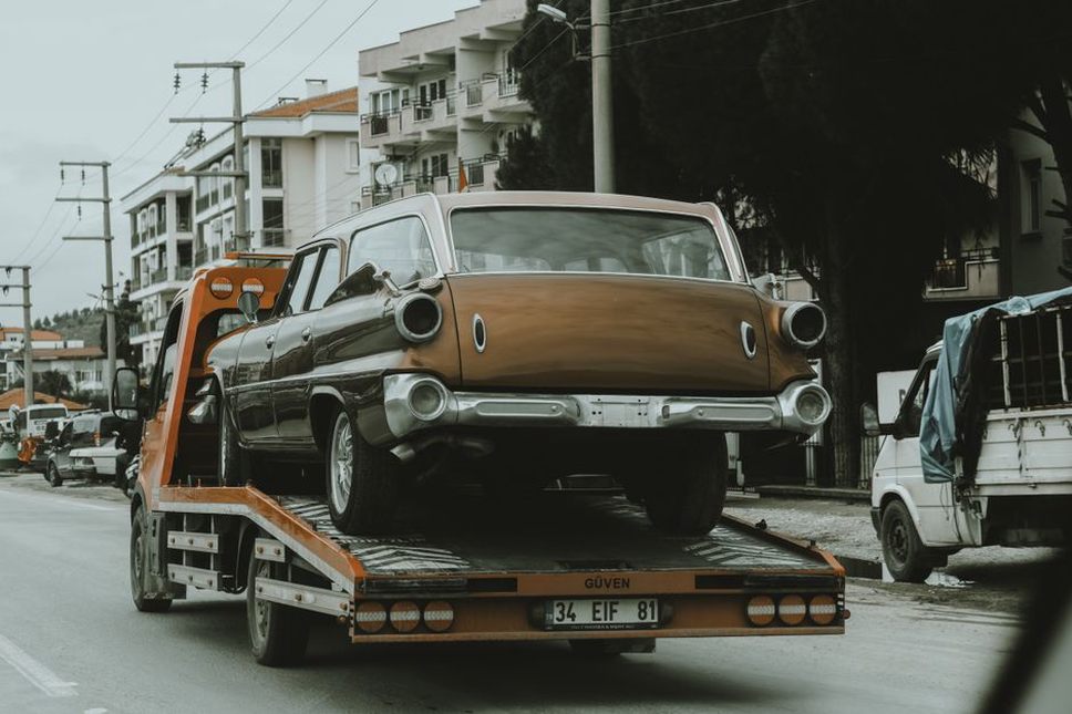 Автомобили движутся с натянутым тросом на малой скорости
